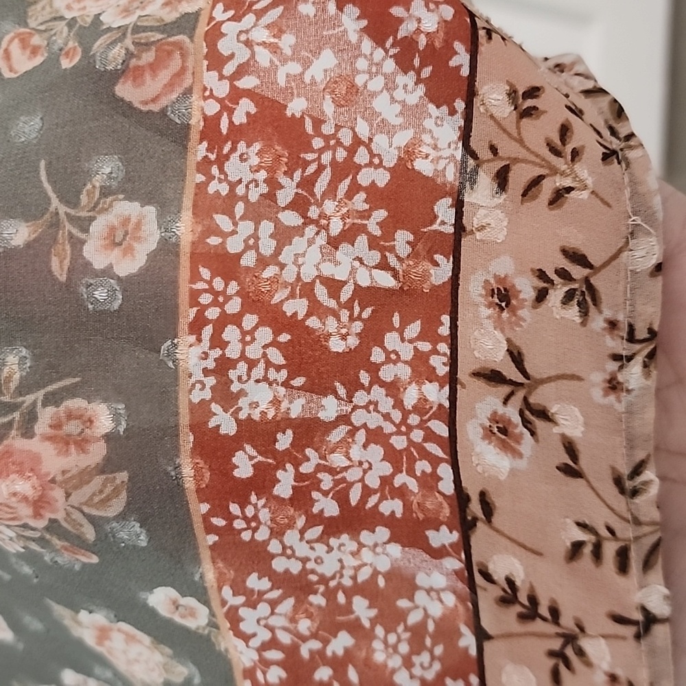 New Condition Sheer Blouse...Spring Ready! - Picture 5 of 5